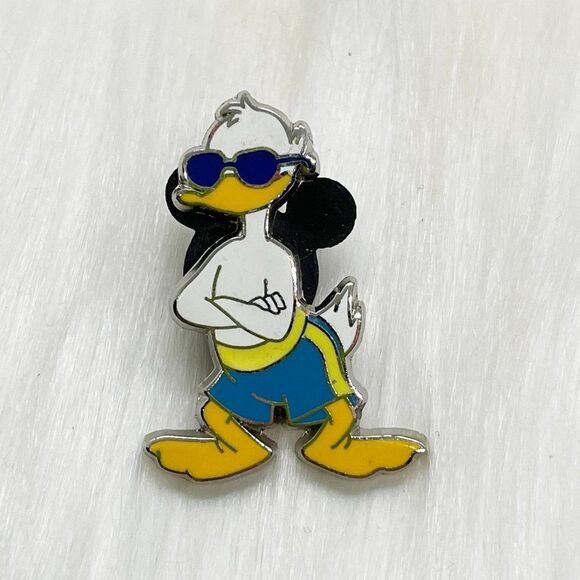Disney Jewelry - 🔮 5/$25 Disney Beach Sunglasses Donald Duck Pin